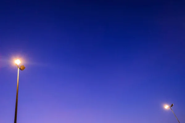 Блакитне небо в сутінках освітлене лампочкою . — стокове фото