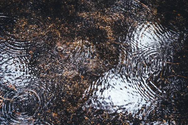 Textura del agua en un arroyo con ondas esféricas . — Foto de Stock