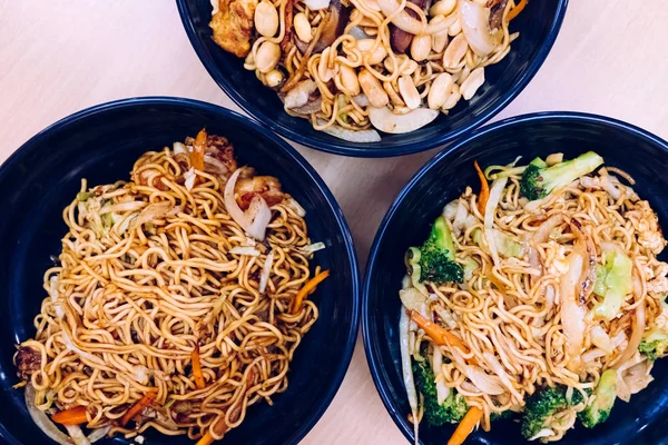 Alimentos asiáticos ricos en carbohidratos y verduras . — Foto de Stock
