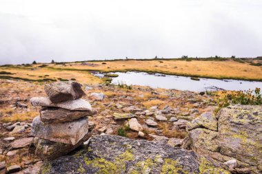 Özel flora ve faunası ile korunan yüksek dağ gölü.
