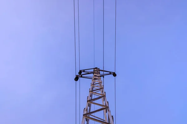 Torre elétrica segurando cabos de alta tensão . — Fotografia de Stock