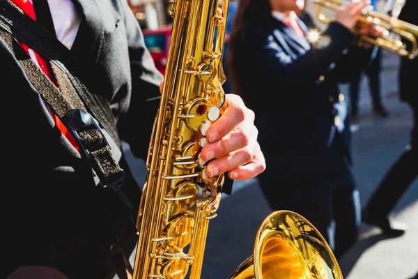 Saxophonist fingrar som leker en lappa under en gata Festival. — Stockfoto