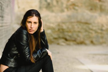 Emin yüzü olan, kendini kötü hisseden ciddi ve şüpheli genç kadın