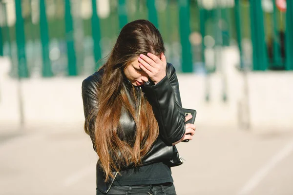 Ragazza triste sentirsi sconvolto ricevere cattive notizie nel messaggio mobile su s — Foto Stock