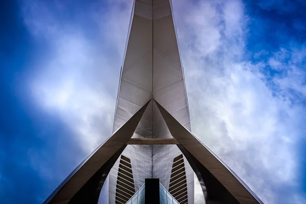 Edifício modernista com design espacial futurista visto com o ba — Fotografia de Stock