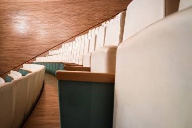 satır boş sandalye bir tiyatro.