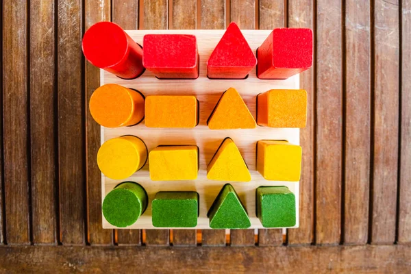 Conjunto de blocos de madeira de sequências de formas geométricas pintadas — Fotografia de Stock