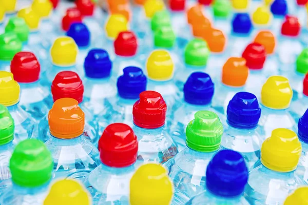 Tapones de color de las nuevas botellas de plástico, concepto de contaminación por — Foto de Stock