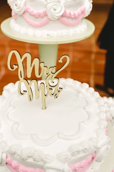 Štolbové dort s figurkami novomanželé. — Stock fotografie