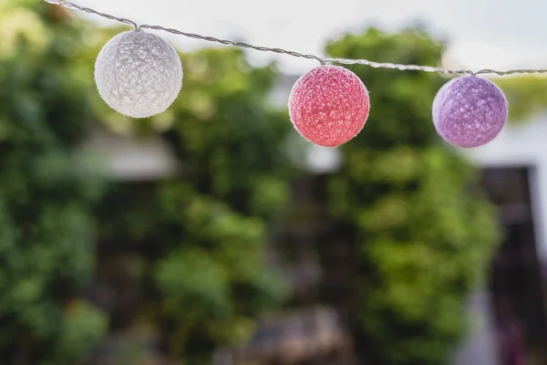 Guirnaldas redondas de colores colgadas en casa de campo . —  Fotos de Stock