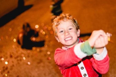 Mutlu Noel Baba kılığında çocuk