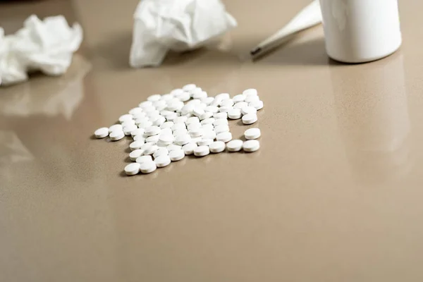 Белые таблетки для лечения простуды зимой, изолированные от остроты — стоковое фото