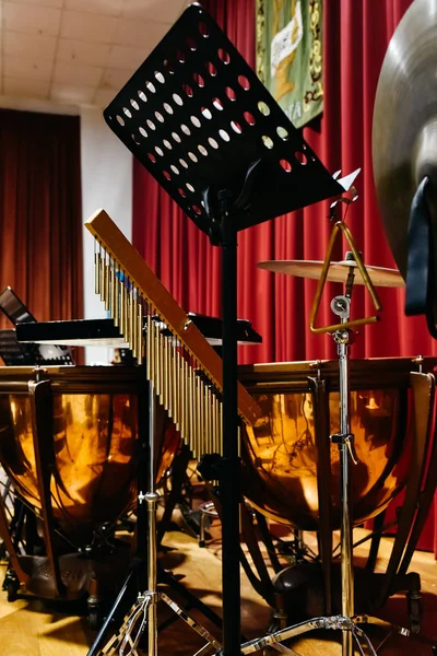 Statywy do przechowywania instrumenty perkusyjne instrumenty muzyczne. — Zdjęcie stockowe