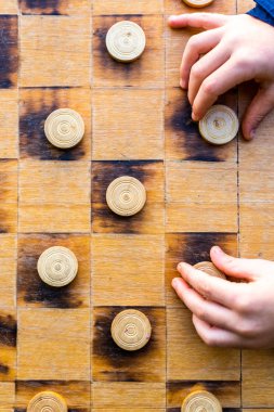 Çocuğun strugg dama oyunu, kavramların hareketli parçalar eller