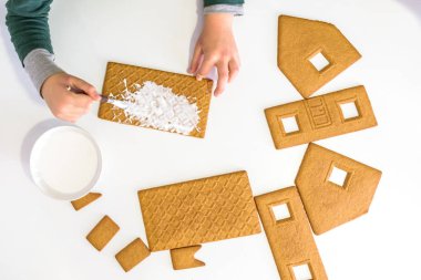 Çocuk elleri süsleyen zencefilli kurabiye, duyusal oyun kibir