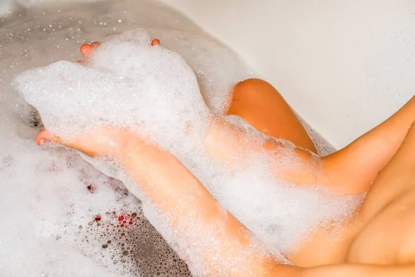 Espuma en un baño de un niño jugando con ella, concepto de niño —  Fotos de Stock