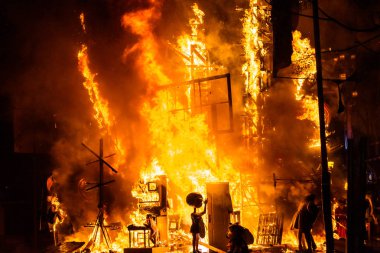 Yangın sırasında yüksek alevler yanan bir fallero anıtının 