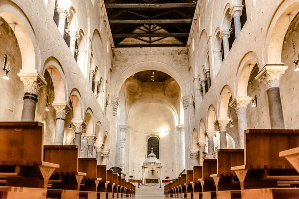 Intérieur de la nef principale de la cathédrale Basilique de San Sabin — Photo