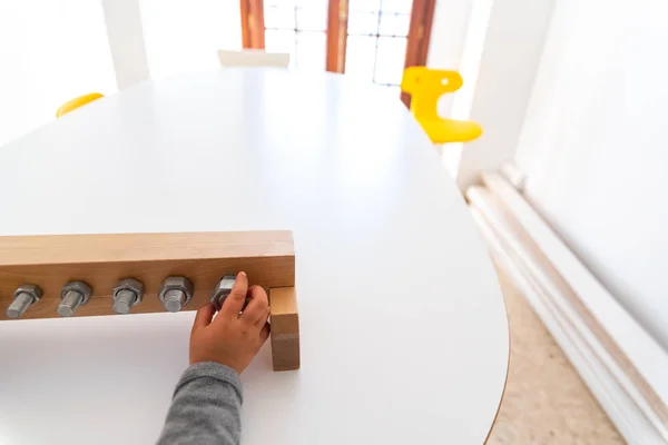 Montessori student hands mit sensorischen materialien in einer schule. — Stockfoto