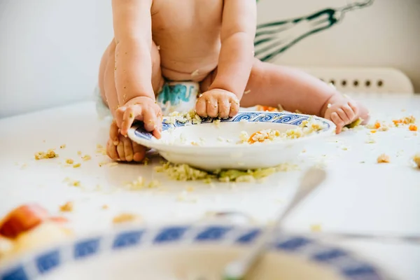 Pieds de bébé sales avec de la nourriture après le déjeuner . — Photo