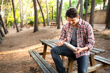 Plastik kullanmaktan kaçınmak için bir adamın tuttuğu yeniden kullanılabilir su şişesi.