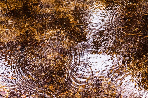 Textura del agua en un arroyo con ondas esféricas . — Foto de Stock