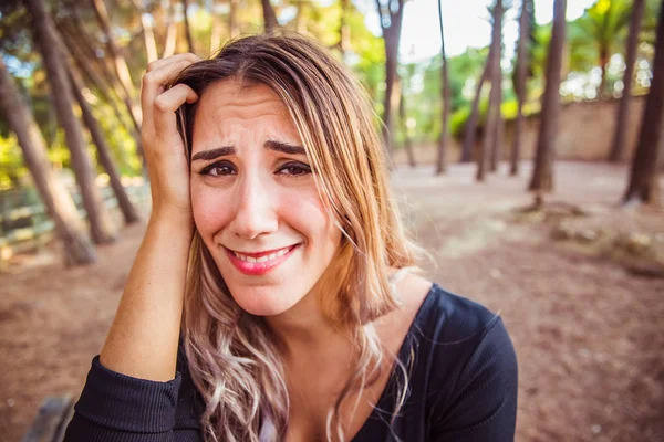 Ritratto di giovane bella donna con gesto di preoccupazione e sorprese — Foto Stock