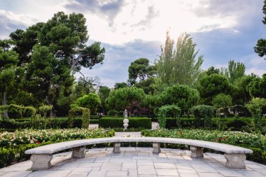 Gün batımında bir bahçede dinlenmek için taş tezgah.