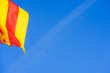 Katalonya bayrağı ve Valencia kırmızı ve sarı st ile sallayarak