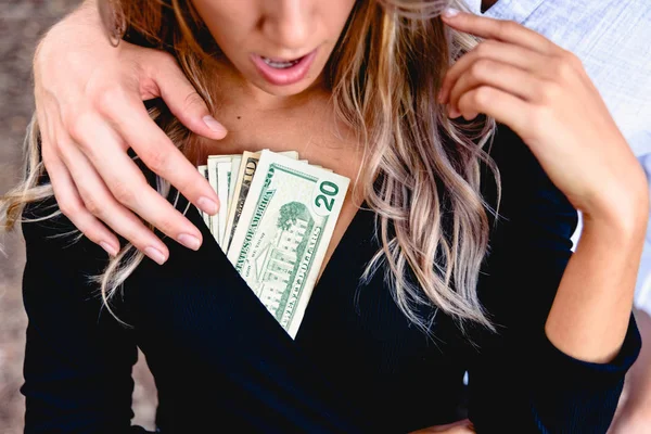 Homem chantagear sexualmente uma mulher com dinheiro . — Fotografia de Stock