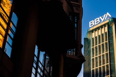 Valencia, İspanya - 4 Ekim 2019: Valencia 'nın finans binalarının önü, yeni Bbva bankasının logosu