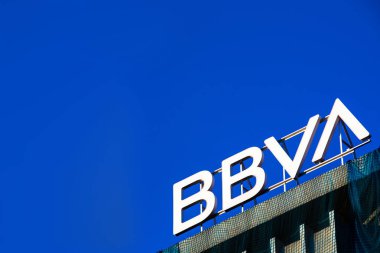 Valencia, İspanya - 4 Ekim 2019 Bbva bankasının yeni şirket imajının logosu.