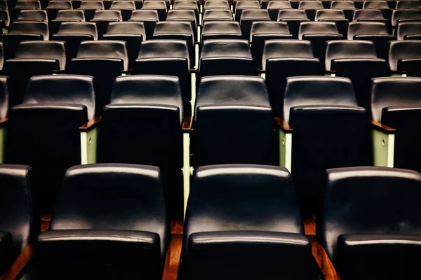 Rijen lege zitplaatsen en zitplaatsen in een auditorium. — Stockfoto