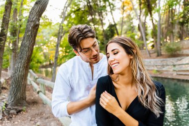 Genç bir adam güzel bir kadınla flört ediyor ve ona çıkma teklif ediyor.