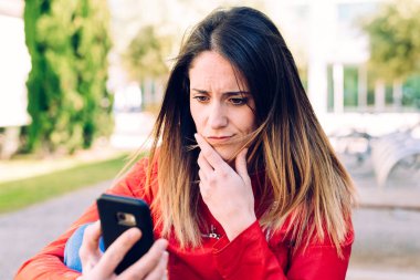 Genç milenyum öğrencisi, danışmanlık yaparken üzgün yüzlü bir kadın.