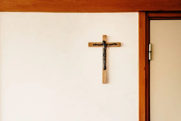 Crucifix religieux chrétien sur le mur d'une chambre d'hôpital — Photo