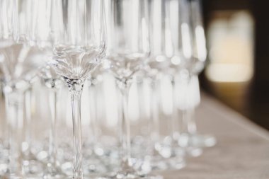 Bir restoranda boş ve şeffaf şampanya gözlükleri grubu