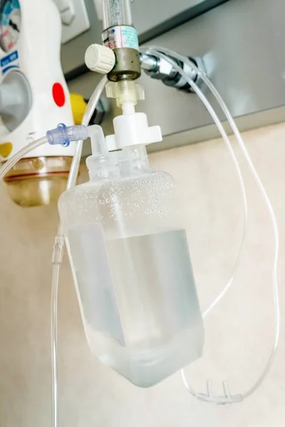 Dropper med fysiologiskt serum på ett sjukhus för att hålla en patient — Stockfoto