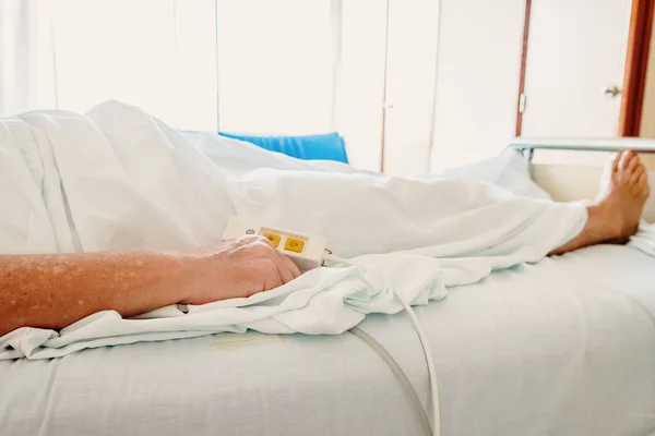 Mujer anciana convaleciente con una enfermedad postrada en cama . — Foto de Stock