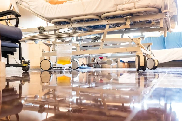 Habitación de hospital con bolsa de plástico colgada en una cama de hospital para coll — Foto de Stock