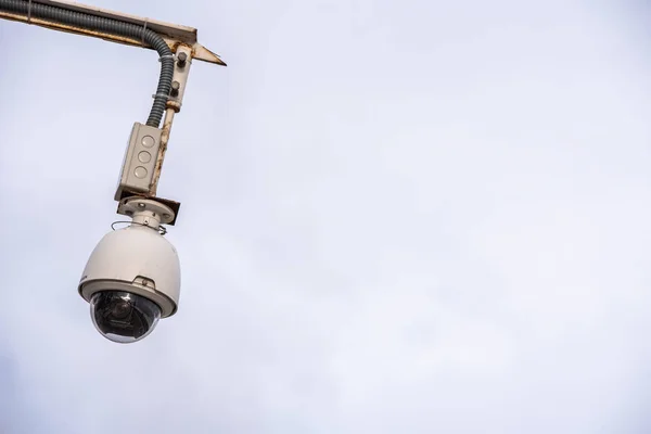 Bewakingscamera opgehangen om te controleren van mensen in een stad, geïsoleerd via — Stockfoto