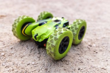 Çocuklar için bir 4x4 uzaktan kumandalı oyuncak araba.