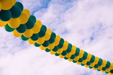 Bulutlar, geri mavi gökyüzü geçiş renkli balonlar satır
