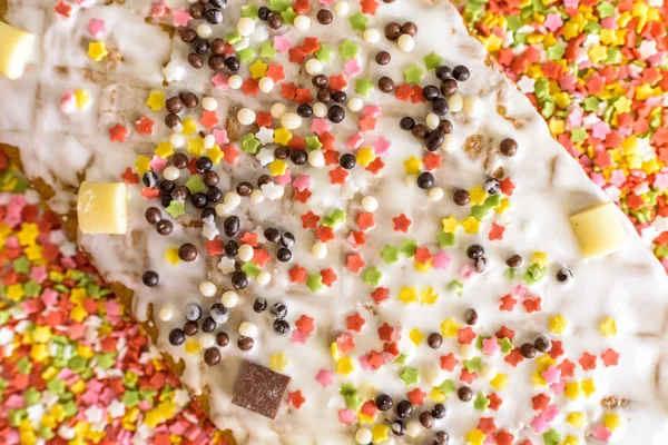 Primo piano di stelle colorate fatte di zucchero per decorare dolci arguzia — Foto Stock