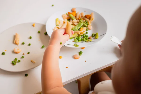 Bebés autosuficientes para comer por su cuenta son más independientes . — Foto de Stock