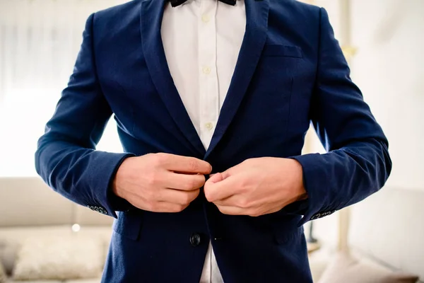 Hombre de aseo y vestirse con un traje sobrio y elegante para una víspera —  Fotos de Stock