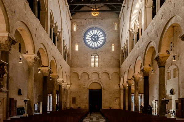 A San Sabin katedrális bazilika főhajó belseje — Stock Fotó