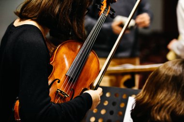 Siyah arka planda bir konser sırasında kadın fiddler.