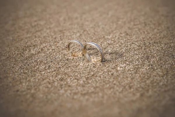 Anéis de casamento para a noiva e o noivo . — Fotografia de Stock