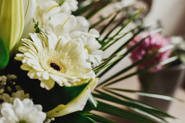 Bukett av höstblommor med ljusa färger. — Stockfoto